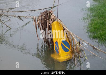 Cookham, Großbritannien. Januar 2024. Überflutungsrückstände um ein Seil an der Themse. Das Dorf Cookham in Berkshire beginnt langsam auszutrocknen, nachdem die Themse am vergangenen Wochenende ihre Ufer geplatzt hat. Der Wasserspiegel sinkt endlich. Jetzt beginnt die teure Säuberung bei den Einwohnern und dem Royal Borough of Windsor & Maidenhead. Kredit: Maureen McLean/Alamy Stockfoto