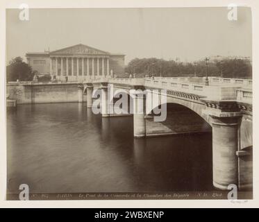 Repräsentantenhaus in Paris mit der Pont de la Concorde, Etienne Neurdein, ca. 1880 - ca. 1900 Fotografie Teil des Reisalbums mit Fotos von Sehenswürdigkeiten in Belgien und Frankreich. Paris Papier. Unterstützung für Fotos. Pappalbumendruck Brücke in der Stadt über Fluss, Kanal usw. Fassade (von Haus oder Gebäude) Concorde Brücke Stockfoto