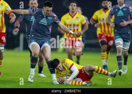 Swansea, Großbritannien. Januar 2024. Louis Dupichot aus Perpignan kommt zum Ball. EPCR Challenge Cup Rugby, Ospreys gegen Perpignan, Pool 2 Spiel im Stadion Swansea.com in Swansea, Südwales am Freitag, den 12. Januar 2024. Nur redaktionelle Verwendung. bild von Geraint Nicholas/Andrew Orchard Sportfotografie/Alamy Live News Credit: Andrew Orchard Sportfotografie/Alamy Live News Stockfoto