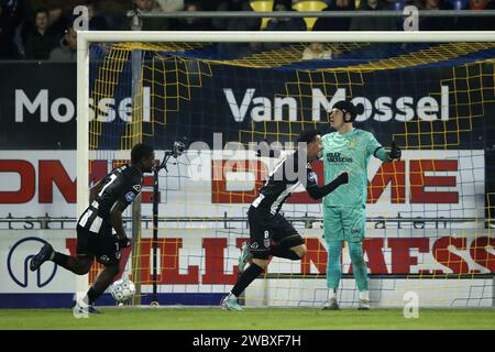 WAALWIJK - (l-r) Brayan Limbombe von Heracles Almelo, Mario Engels von Heracles Almelo feiern das 1:2, RKC Waalwijk Torhüter Etienne Vaessen ist enttäuscht während des niederländischen Eredivisie-Spiels zwischen RKC Waalwijk und Heracles Almelo am 12. Januar 2024 im Mandemakers Stadium in Waalwijk, Niederlande. ANP BART STOUTJESDIJK Credit: ANP/Alamy Live News Stockfoto