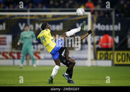WAALWIJK - Chris lokesa vom RKC Waalwijk, Brayan Limbombe von Heracles Almelo während des niederländischen Eredivisie-Spiels zwischen RKC Waalwijk und Heracles Almelo im Mandemakers Stadium am 12. Januar 2024 in Waalwijk, Niederlande. ANP BART STOUTJESDIJK Credit: ANP/Alamy Live News Stockfoto