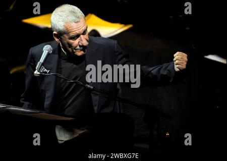 Mailand Italien 14. 10. 2008 : Paolo Conte, italienischer Sänger, während des Live-Konzerts im Smeraldo Theater Stockfoto