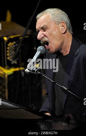 Mailand Italien 14. 10. 2008 : Paolo Conte, italienischer Sänger, während des Live-Konzerts im Smeraldo Theater Stockfoto