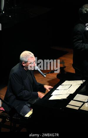 Mailand Italien 14. 10. 2008 : Paolo Conte, italienischer Sänger, während des Live-Konzerts im Smeraldo Theater Stockfoto