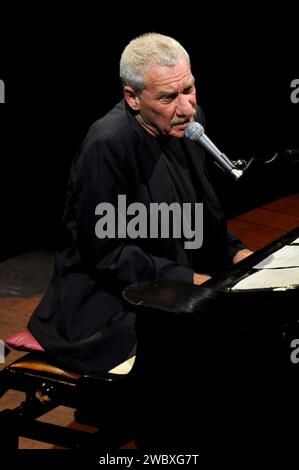 Mailand Italien 14. 10. 2008 : Paolo Conte, italienischer Sänger, während des Live-Konzerts im Smeraldo Theater Stockfoto