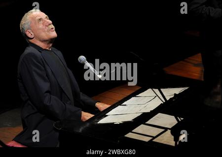 Mailand Italien 14. 10. 2008 : Paolo Conte, italienischer Sänger, während des Live-Konzerts im Smeraldo Theater Stockfoto