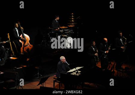 Mailand Italien 14. 10. 2008 : Paolo Conte, italienischer Sänger, während des Live-Konzerts im Smeraldo Theater Stockfoto