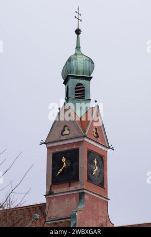 München, Deutschland - 01. Mai 2022: Kirchturm im Kulturzentrum München Stockfoto