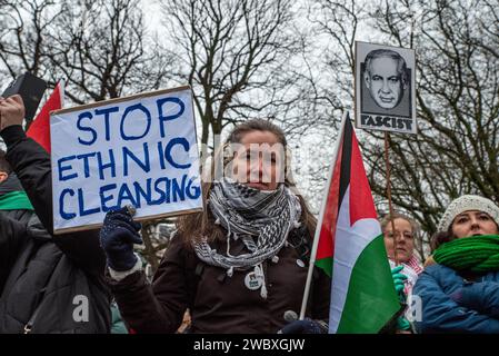 Den Haag, Südholland, Niederlande. Januar 2024. Ein Demonstrant hält ein Schild mit der Aufschrift „stoppt die ethnische Säuberung“. Am 12. Januar 2024 demonstrierten pro-israelische und pro-palästinensische Aktivisten vor dem Internationalen Gerichtshof in den Haag. Innerhalb des Gerichtshofs verteidigte sich Israel gegen Südafrikas Anklage des Völkermordes. (Kreditbild: © James Petermeier/ZUMA Press Wire) NUR REDAKTIONELLE VERWENDUNG! Nicht für kommerzielle ZWECKE! Stockfoto