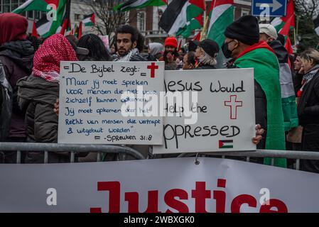 Den Haag, Südholland, Niederlande. Januar 2024. Ein pro-palästinensischer Demonstrant hält biblische Protestzeichen. Am 12. Januar 2024 demonstrierten pro-israelische und pro-palästinensische Aktivisten vor dem Internationalen Gerichtshof in den Haag. Innerhalb des Gerichtshofs verteidigte sich Israel gegen Südafrikas Anklage des Völkermordes. (Kreditbild: © James Petermeier/ZUMA Press Wire) NUR REDAKTIONELLE VERWENDUNG! Nicht für kommerzielle ZWECKE! Stockfoto