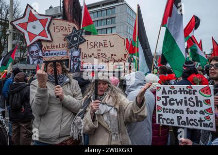 Den Haag, Südholland, Niederlande. Januar 2024. Pro-palästinensische Demonstranten halten Schilder in Richtung Benjamin Netanjahu. Am 12. Januar 2024 demonstrierten pro-israelische und pro-palästinensische Aktivisten vor dem Internationalen Gerichtshof in den Haag. Innerhalb des Gerichtshofs verteidigte sich Israel gegen Südafrikas Anklage des Völkermordes. (Kreditbild: © James Petermeier/ZUMA Press Wire) NUR REDAKTIONELLE VERWENDUNG! Nicht für kommerzielle ZWECKE! Stockfoto