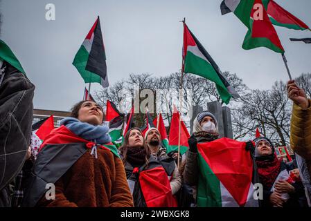 Den Haag, Südholland, Niederlande. Januar 2024. Palästinensische Demonstranten beobachten Gerichtsverfahren auf einer öffentlichen Leinwand. Am 12. Januar 2024 demonstrierten pro-israelische und pro-palästinensische Aktivisten vor dem Internationalen Gerichtshof in den Haag. Innerhalb des Gerichtshofs verteidigte sich Israel gegen Südafrikas Anklage des Völkermordes. (Kreditbild: © James Petermeier/ZUMA Press Wire) NUR REDAKTIONELLE VERWENDUNG! Nicht für kommerzielle ZWECKE! Stockfoto