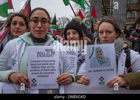 Den Haag, Südholland, Niederlande. Januar 2024. Artsen voor Gaza (Ärzte für Gaza) halten Schilder, die palästinensische medizinische Fachkräfte unterstützen. Am 12. Januar 2024 demonstrierten pro-israelische und pro-palästinensische Aktivisten vor dem Internationalen Gerichtshof in den Haag. Innerhalb des Gerichtshofs verteidigte sich Israel gegen Südafrikas Anklage des Völkermordes. (Kreditbild: © James Petermeier/ZUMA Press Wire) NUR REDAKTIONELLE VERWENDUNG! Nicht für kommerzielle ZWECKE! Stockfoto