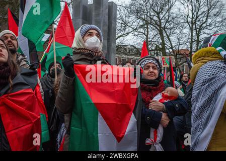 Den Haag, Südholland, Niederlande. Januar 2024. Palästinensische Demonstranten beobachten Gerichtsverfahren auf einer öffentlichen Leinwand. Am 12. Januar 2024 demonstrierten pro-israelische und pro-palästinensische Aktivisten vor dem Internationalen Gerichtshof in den Haag. Innerhalb des Gerichtshofs verteidigte sich Israel gegen Südafrikas Anklage des Völkermordes. (Kreditbild: © James Petermeier/ZUMA Press Wire) NUR REDAKTIONELLE VERWENDUNG! Nicht für kommerzielle ZWECKE! Stockfoto