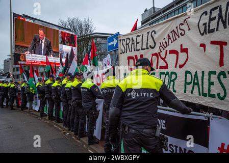 Den Haag, Südholland, Niederlande. Januar 2024. Die niederländische Polizei schafft Platz für eine wachsende Zahl pro-palästinensischer Demonstranten. Am 12. Januar 2024 demonstrierten pro-israelische und pro-palästinensische Aktivisten vor dem Internationalen Gerichtshof in den Haag. Innerhalb des Gerichtshofs verteidigte sich Israel gegen Südafrikas Anklage des Völkermordes. (Kreditbild: © James Petermeier/ZUMA Press Wire) NUR REDAKTIONELLE VERWENDUNG! Nicht für kommerzielle ZWECKE! Stockfoto