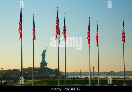 Amerikanische Flaggen mit Freiheitsstatue, Liberty State Park, New Jersey Stockfoto