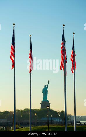 Amerikanische Flaggen mit Freiheitsstatue, Liberty State Park, New Jersey Stockfoto