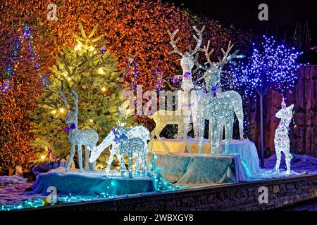 Warminster, Wiltshire, Großbritannien - 28. Dezember 2022: Beleuchtete LED-Rentier-Weihnachtsgartendekorationen im Vorgarten eines Hauses Stockfoto