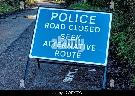 Warminster, Wiltshire, Vereinigtes Königreich - 5. Januar 2024: Die Smallbrook Road in Warminster, Wiltshire ist wegen schwerer Überschwemmungen aufgrund des Sturms Henk geschlossen Stockfoto