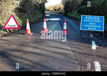 Warminster, Wiltshire, Vereinigtes Königreich - 5. Januar 2024: Die Smallbrook Road in Warminster, Wiltshire ist wegen schwerer Überschwemmungen aufgrund des Sturms Henk geschlossen Stockfoto