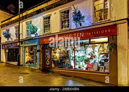 Warminster, Wiltshire, Großbritannien – 28. Dezember 2022: Eine Reihe traditioneller Weihnachtsfenster in der Warminster High Street, Wiltshire, England, Großbritannien Stockfoto