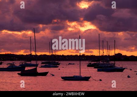 Die Boote beginnen in Narragansett Bay, Jamestown, Rhode Island Stockfoto