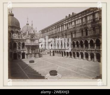 Mut des Hundepalastes in Venedig, Giorgio Sommer, ca. 1860 - ca. 1890 Fotografie Teil des Reisalbums mit Fotos von Sehenswürdigkeiten in Italien und auf der französischen Rivièra (Teil II). Dogepalis-Papier. Fotounterstützung Albumendruck Palast. Kuppel  Architektur. Innenhof des Palastes oder „Hôtel“ Venedig. Dogepaleis Stockfoto