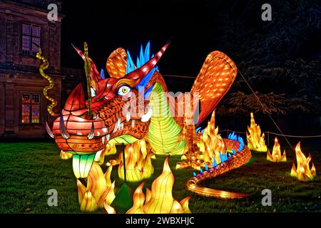 Longleat House, Wiltshire, Vereinigtes Königreich - 12. November 2017: An Illuminated Dragon beim Festival of Light 2017 im Longleat House in Wiltshire, England Stockfoto