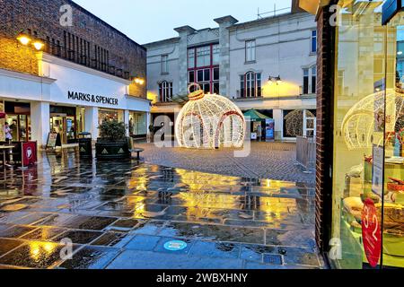 Salisbury, Wiltshire, Vereinigtes Königreich - 9. Dezember 2021: Weihnachtsdekoration im Old George Mall Shopping Centre in Salisbury, Wiltshire, England, Vereinigtes Königreich Stockfoto