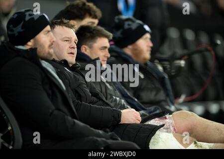 Swansea, Großbritannien. Januar 2024. Dewi Lake of Ospreys beobachtet von der Bank, nachdem er beim Europapokal zwischen Ospreys und Perpignan am 12. Januar 2024 im Stadion Swansea.com in Swansea verletzt wurde. Dieses Bild darf nur für redaktionelle Zwecke verwendet werden. Nur redaktionelle Verwendung. Quelle: Ashley Crowden/Alamy Live News Stockfoto