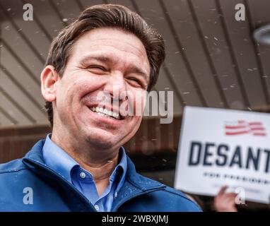 Urbandale, Usa. Januar 2024. Der Gouverneur und republikanische Präsidentschaftskandidat von Florida, Ron DeSantis, der im Iowa-Caucus um Stimmen bittet, spricht mit den Medien, während er am Freitag, den 12. Januar 2024 sein Wahlkampfquartier in Iowa in Urbandale, Iowa, besucht. Die Republikaner von Iowa werden sich am 15. Januar zu Caucus treffen, um ihren Kandidaten für den US-Präsidenten auszuwählen. Foto: Tannen Maury/UPI Credit: UPI/Alamy Live News Stockfoto