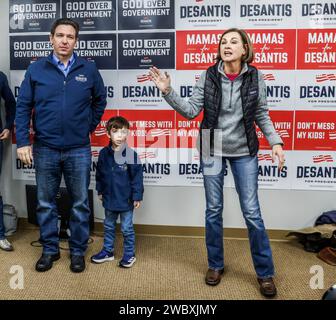 Urbandale, Usa. Januar 2024. Der Gouverneur von Iowa Kim Reynolds (R) spricht für die Unterstützung des Gouverneurs von Florida und des republikanischen Präsidentschaftskandidaten Ron DeSantis (L), der am Freitag, den 12. Januar 2024 in Urbandale, Iowa, sein Wahlkampfquartier in Iowa besucht. Die Republikaner von Iowa werden sich am 15. Januar zu Caucus treffen, um ihren Kandidaten für den US-Präsidenten auszuwählen. Foto: Tannen Maury/UPI Credit: UPI/Alamy Live News Stockfoto