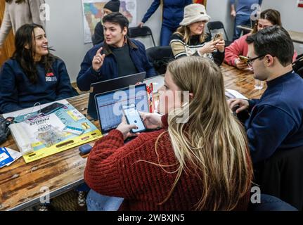 Urbandale, Usa. Januar 2024. Freiwillige für den Gouverneur von Florida und den republikanischen Präsidentschaftskandidaten Ron DeSantis arbeiten am Wahlkampfquartier von DeSantis, als sie am Freitag, den 12. Januar 2024 in Urbandale (Iowa) an die Wähler appellieren. Die Republikaner von Iowa werden sich am 15. Januar zu Caucus treffen, um ihren Kandidaten für den US-Präsidenten auszuwählen. Foto: Tannen Maury/UPI Credit: UPI/Alamy Live News Stockfoto