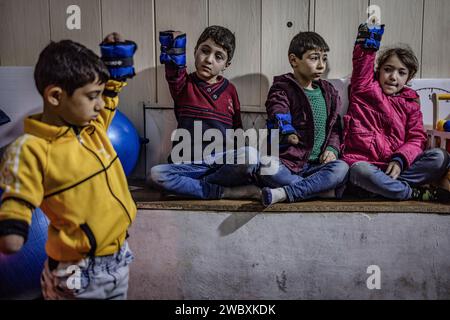 Idlib, Syrien. Januar 2024. Verletzte Kinder erhalten regelmäßig Physiotherapie an der Step of Hope School in Idlib. Die STEP of Hope School für Menschen mit besonderen Bedürfnissen und kriegsverwundete Kinder zielt darauf ab, Kinder mit besonderen Bedürfnissen in die Gesellschaft zu integrieren. Anas Alkharboutli/dpa/Alamy Live News Stockfoto