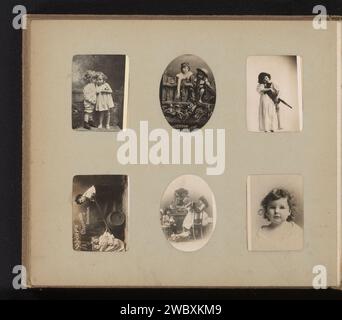 Porträts, Anonym, 1890 - 1900 Fotomechanischer Druck sechs Porträts von Kindern, darunter eines Mädchens mit einer Katze und eines Mädchens an einem Frisiertisch. Diese Seite ist Teil eines Albums. Papier. Pappe Gelatine Silberdruck Kind (zu Hause). Kat Stockfoto