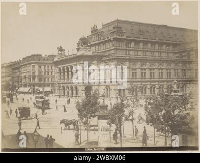 Äußere der Wiener Staatsoper am Opernring in Wien, Anonym, um 1880 - um 1895 Fotografie Teil des Reisalbums mit Fotos von Sehenswürdigkeiten in Deutschland und Österreich und von Kunstwerken. Wiener Zeitung. Fotografische Unterstützung Albumendruck Straße (+ Stadt(-Landschaft) mit Figuren, Personal). opernhaus Wien Stockfoto