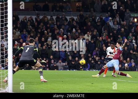 Turf Moor, Burnley, Lancashire, Großbritannien. Januar 2024. Premier League Football, Burnley gegen Luton Town; Burnley Torhüter James Trafford rettet einen Schuss von Chiedozie Ogbene aus Luton Town Credit: Action Plus Sports/Alamy Live News Stockfoto