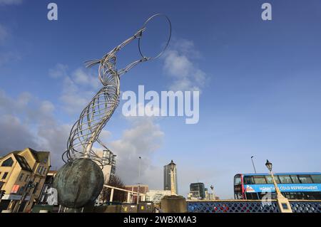 Thanksgiving Square, am Fluss Lagan in Belfast. Die weibliche Figur auf dem Globus ist eine Skulptur von Andy Scott und heißt das Beacon of Hope. Stockfoto