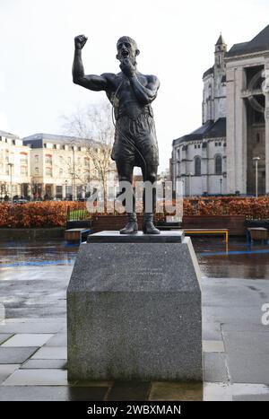 Statue des ehemaligen Boxweltmeisters und Boxhelden John „Rinty“ Monaghan im Booy Park in Belfast, wo Rinty aufgewachsen ist, in Nordirland, Großbritannien Stockfoto