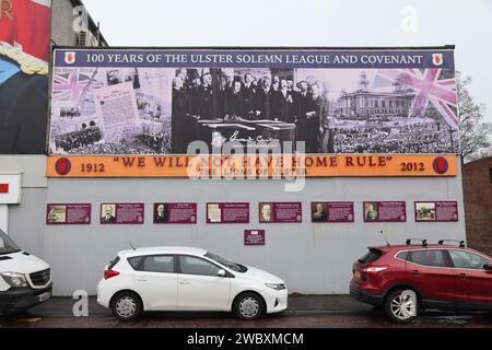 Beschilderung zur Unterstützung loyalistischer Anliegen im protestantischen Shankill-Gebiet von Belfast, NI, Großbritannien Stockfoto