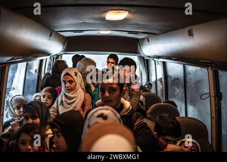 Idlib, Syrien. Januar 2024. Syrische Kinder kommen in einem Bus an der Step of Hope School in Idlib an. Die STEP of Hope School für Menschen mit besonderen Bedürfnissen und kriegsverwundete Kinder zielt darauf ab, Kinder mit besonderen Bedürfnissen in die Gesellschaft zu integrieren. Anas Alkharboutli/dpa/Alamy Live News Stockfoto