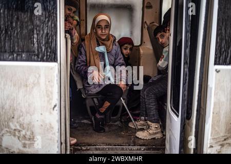 Idlib, Syrien. Januar 2024. Syrische Kinder kommen in einem Bus an der Step of Hope School in Idlib an. Die STEP of Hope School für Menschen mit besonderen Bedürfnissen und kriegsverwundete Kinder zielt darauf ab, Kinder mit besonderen Bedürfnissen in die Gesellschaft zu integrieren. Anas Alkharboutli/dpa/Alamy Live News Stockfoto