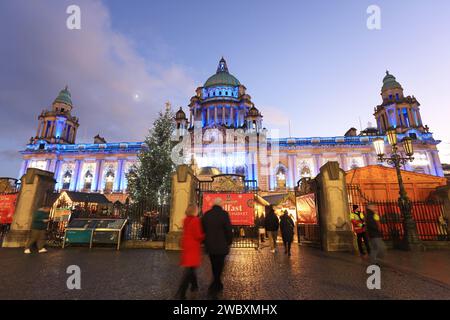 Beliebter Weihnachtsmarkt vor dem historischen Rathaus, dem Bürgerhaus des Stadtrates von Belfast, am Donegall Square, in NI, Großbritannien Stockfoto
