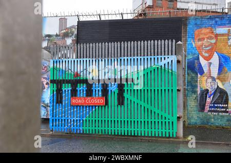 Die Trenntore zwischen dem katholischen nationalistischen Gebiet und dem protestantischen Unionisten befinden sich in Belfast, die während der konfessionellen und gewalttätigen Unruhen errichtet wurden. Stockfoto