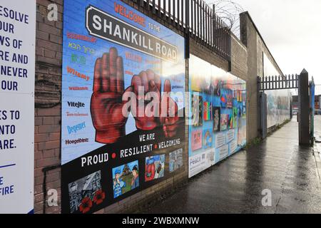 Die Trenntore zwischen dem katholischen nationalistischen Gebiet und dem protestantischen Unionisten befinden sich in Belfast, die während der konfessionellen und gewalttätigen Unruhen errichtet wurden. Stockfoto