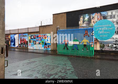 Die Trenntore zwischen dem katholischen nationalistischen Gebiet und dem protestantischen Unionisten befinden sich in Belfast, die während der konfessionellen und gewalttätigen Unruhen errichtet wurden. Stockfoto