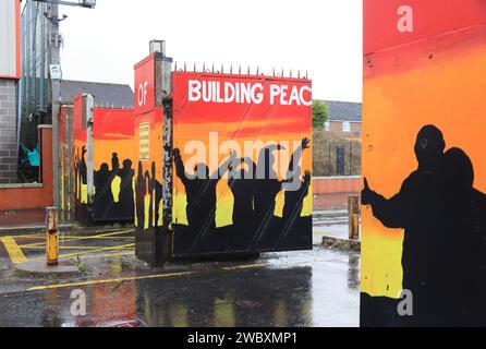 Die Trenntore zwischen dem katholischen nationalistischen Gebiet und dem protestantischen Unionisten befinden sich in Belfast, die während der konfessionellen und gewalttätigen Unruhen errichtet wurden. Stockfoto