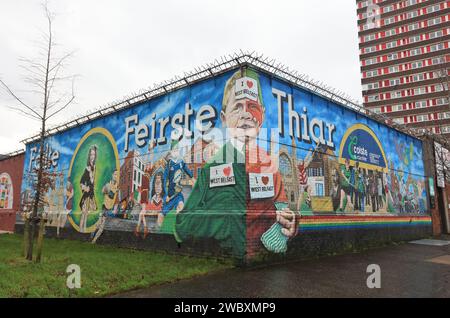 Der Divis Tower Block an der Falls Road in West Belfast wurde 1966 gebaut und während der Unruhen stellte die britische Armee einen Funkmast auf das Dach, NI. Stockfoto