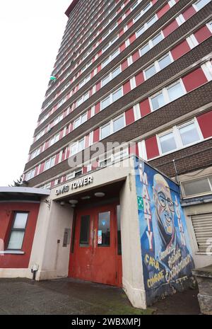 Der Divis Tower Block an der Falls Road in West Belfast wurde 1966 gebaut und während der Unruhen stellte die britische Armee einen Funkmast auf das Dach, NI. Stockfoto