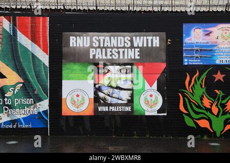 Die Northumberland Street verläuft zwischen der Republikanischen Divis Street und der Loyalist Shankhill Road, auch bekannt als International Wall, mit ihren berühmten Wandmalereien. Stockfoto